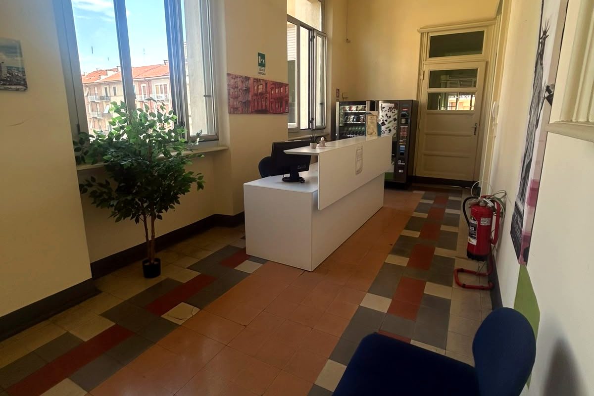 Accoglienza della sede Effetto in Corso Trapani 25 a Torino, con finestra e pianta
